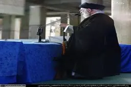 اسلحه‌ای که رهبر انقلاب در دست داشتند/عکس