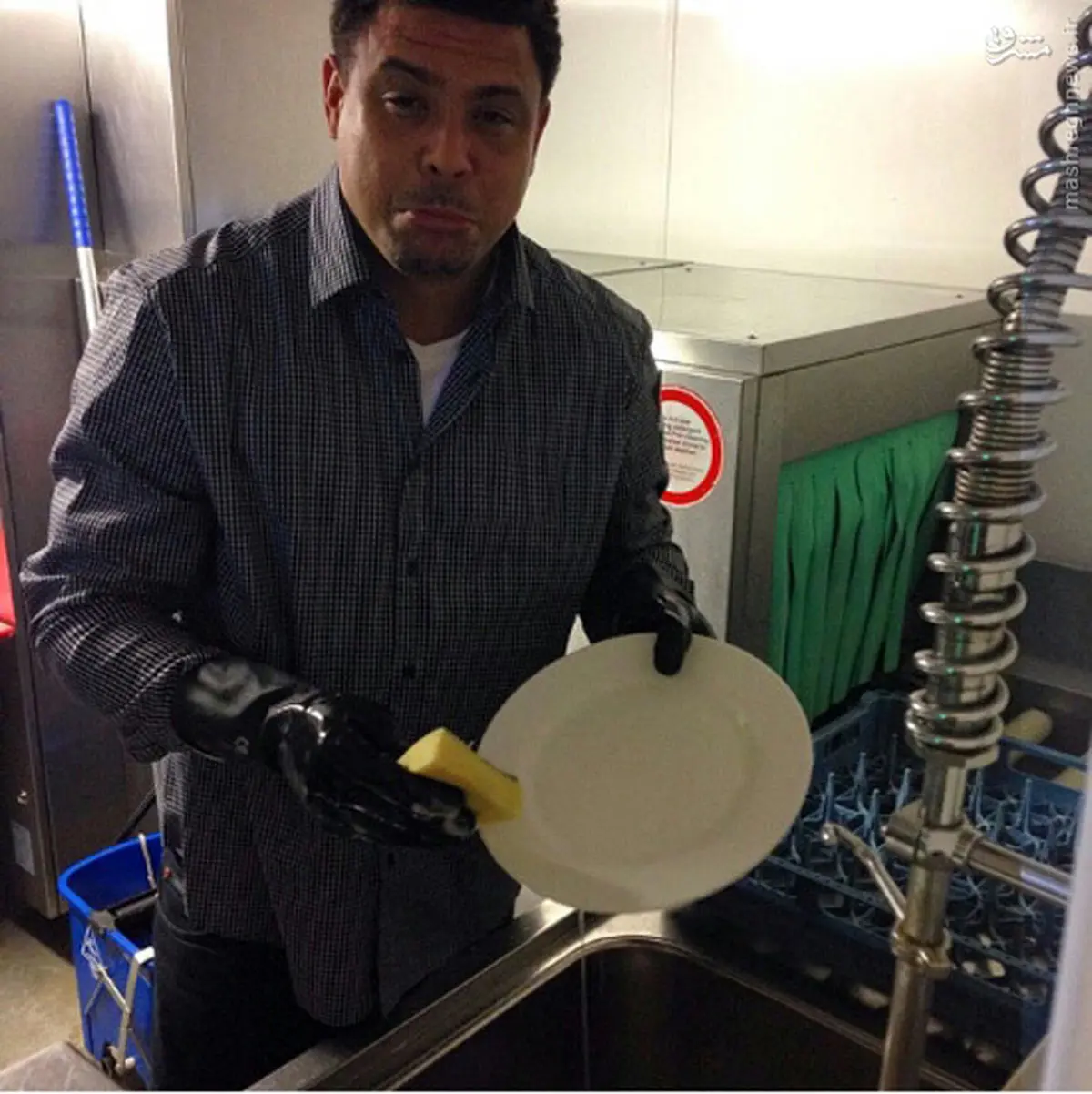 بهترين بازيکن جهان ظرف‌شور شد/عکس