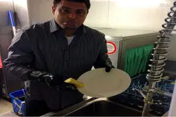 بهترين بازيکن جهان ظرف‌شور شد/عکس