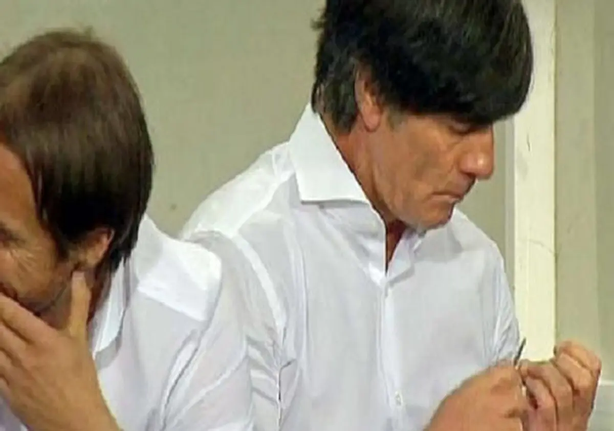 سوهان کردن ناخن سرمربی سوژه شد/عکس