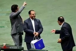 بسته مهمی که معاون امور مجلس روحانی به بهارستان برد/عکس