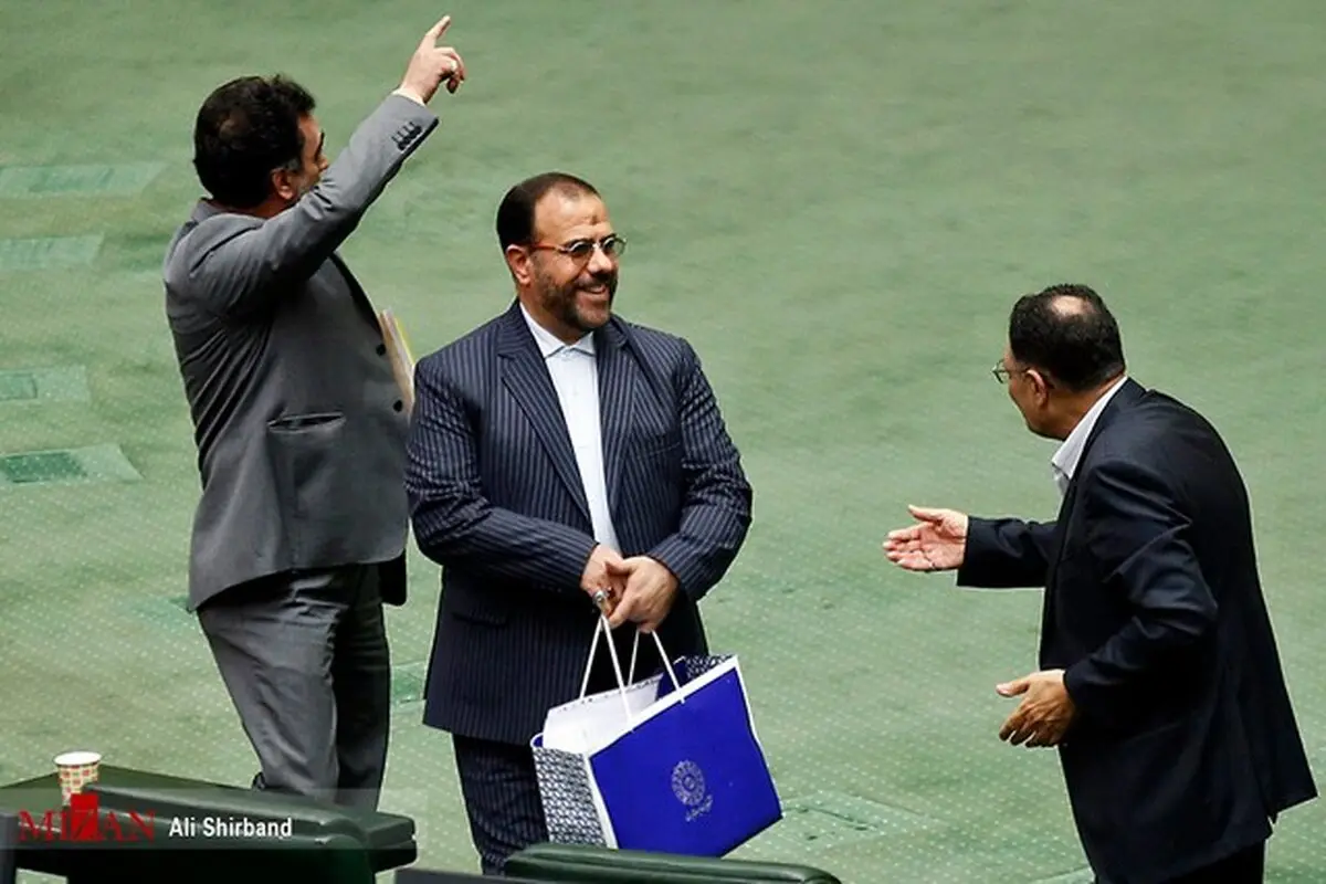 بسته مهمی که معاون امور مجلس روحانی به بهارستان برد/عکس