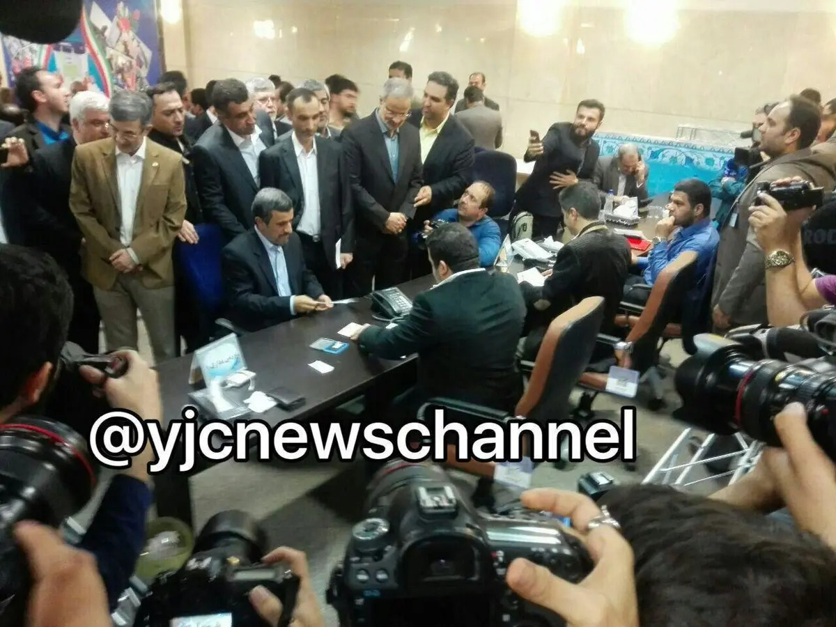 لحظه ثبت نام احمدی نژاد در انتخابات ریاست جمهوری/عکس
