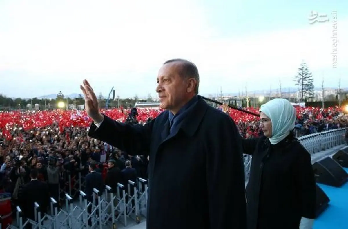 اردوغان و همسرش در جشن پیروزی/عکس