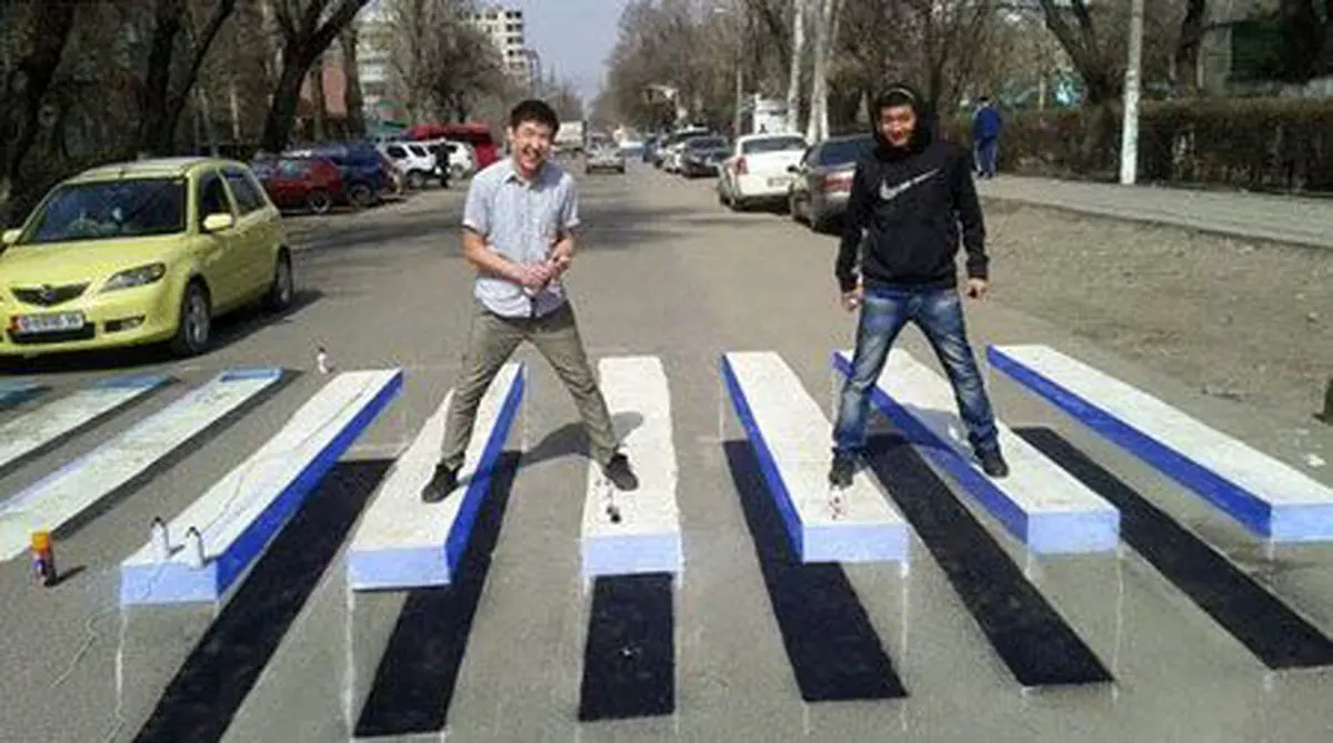 عکس / خلاقیت در اجرای خط کشی یک خیابان