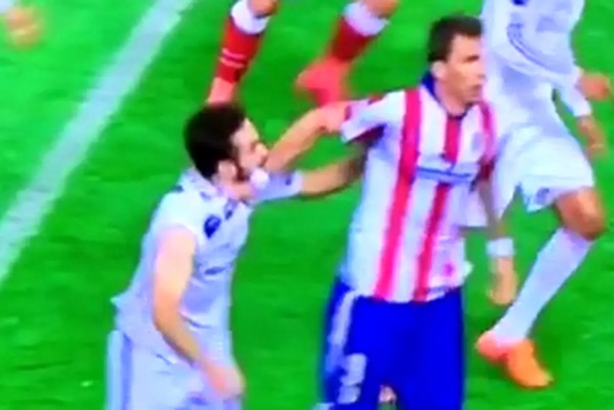 کارواخال مانژوکیچ را گاز گرفت؟/عکس