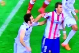 کارواخال مانژوکیچ را گاز گرفت؟/عکس