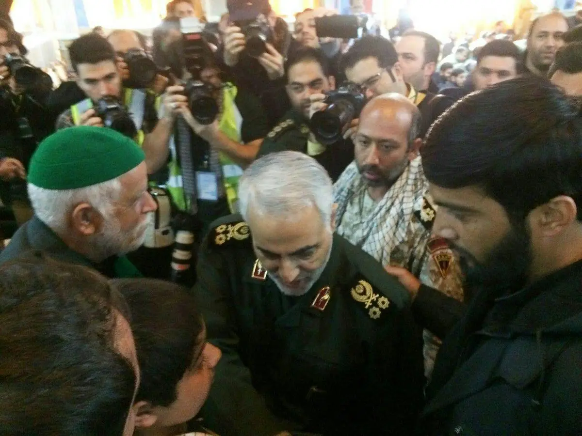 حضور سردار قاسم سليمانی در مراسم گراميداشت شهدای حادثه تروريستی خاش-زاهدان/ عکس