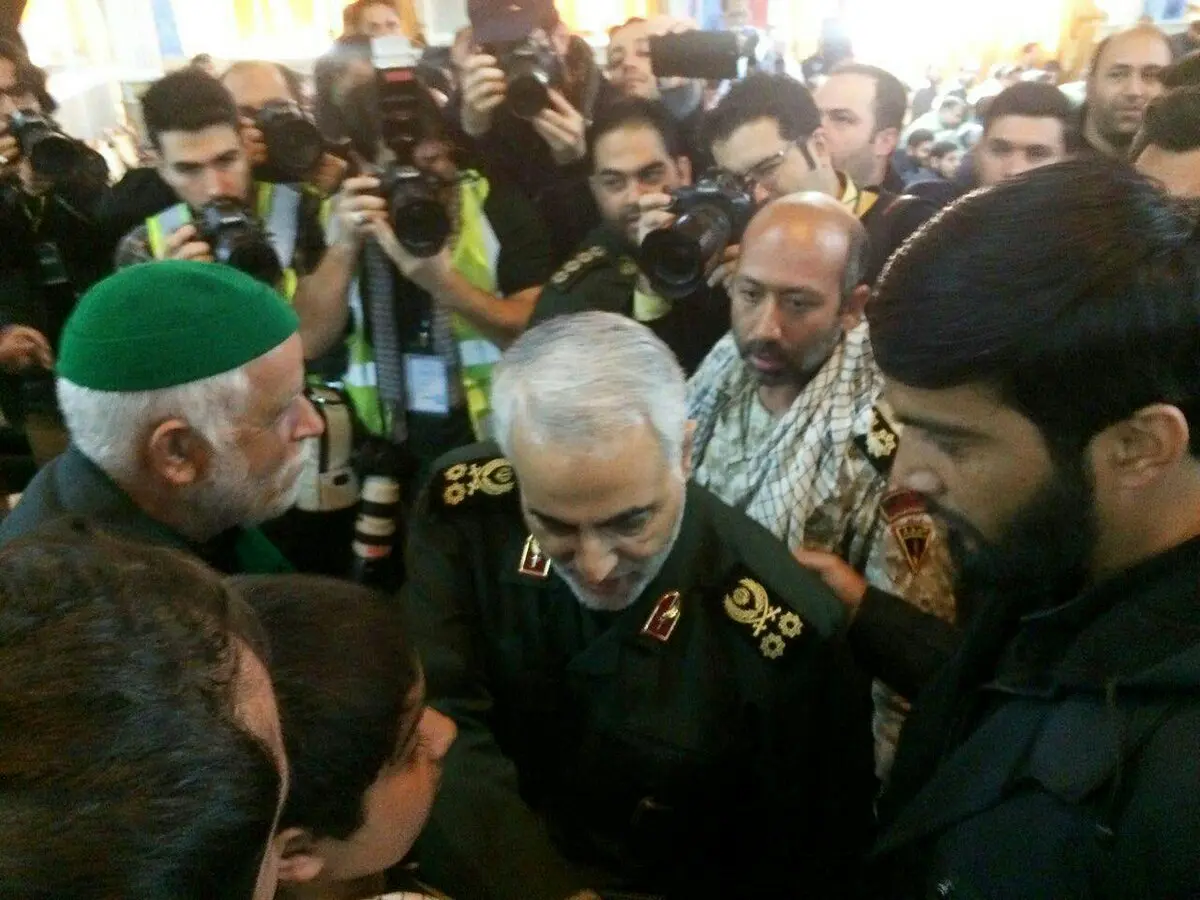 حضور سردار قاسم سليمانی در مراسم گراميداشت شهدای حادثه تروريستی خاش-زاهدان/ عکس