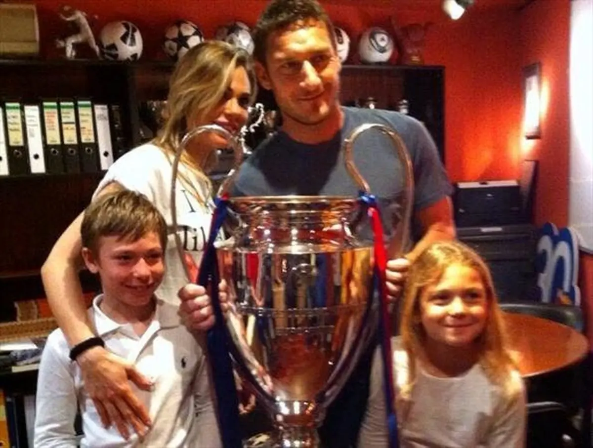 توتی به همراه همسر و فرزندانش در نیوکمپ +عکس