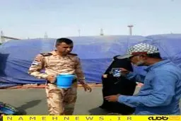 پذیرایی افسر عراقی به زائران / عکس