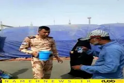 پذیرایی افسر عراقی به زائران / عکس