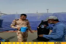 پذیرایی افسر عراقی به زائران / عکس