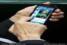 نیوشاضیغمی روی گوشی یک نماینده/عکس