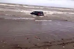 عکس/ غرق شدن لندکروز در سواحل شمال