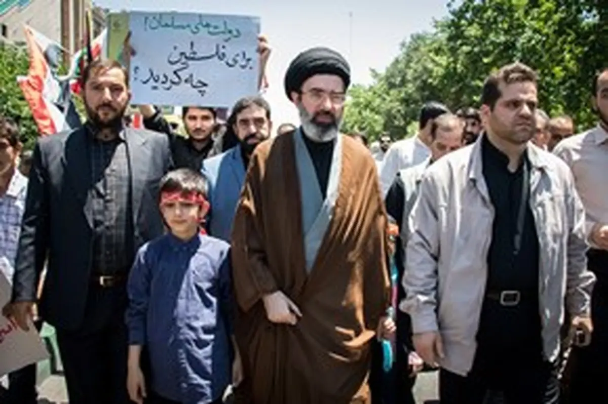 تصویری از حضور فرزند رهبر انقلاب در راهپیمایی روز قدس