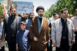 تصویری از حضور فرزند رهبر انقلاب در راهپیمایی روز قدس
