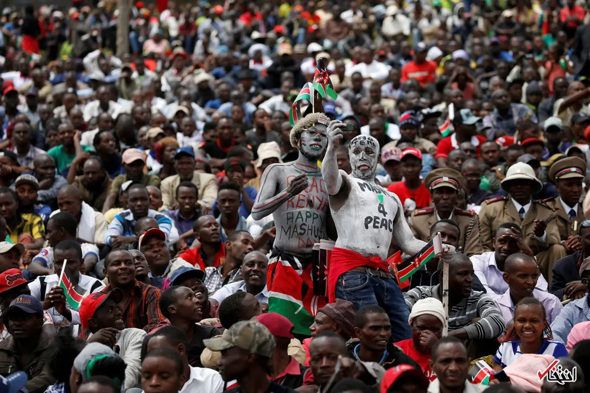 ظاهری عجیب و متفاوت دو شرکت کننده در روز ملی قهرمانان در کنیا/عکس