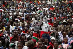 ظاهری عجیب و متفاوت دو شرکت کننده در روز ملی قهرمانان در کنیا/عکس