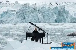 تصاویری دیدنی از پیانو نوازی روی یخ‌های شناور قطب شمال