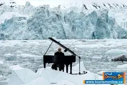 تصاویری دیدنی از پیانو نوازی روی یخ‌های شناور قطب شمال
