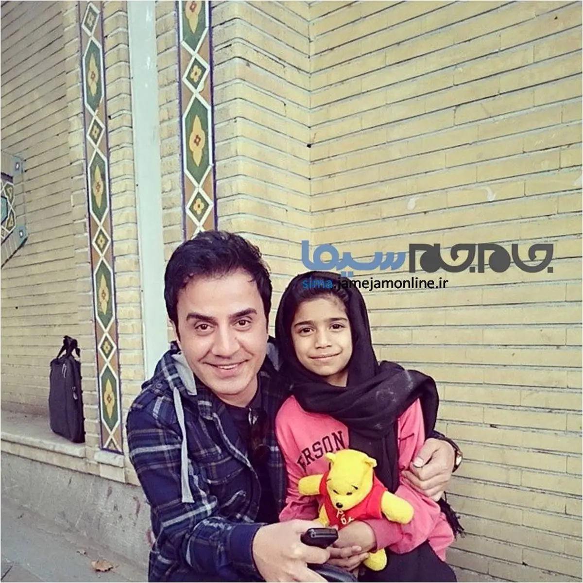 عکس/ عموپورنگ در کنار دختر کارگر