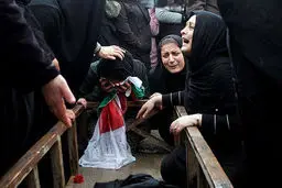 تشییع زائران جانباخته‌ سانحه واژگونی مینی‌بوس/تصاویر