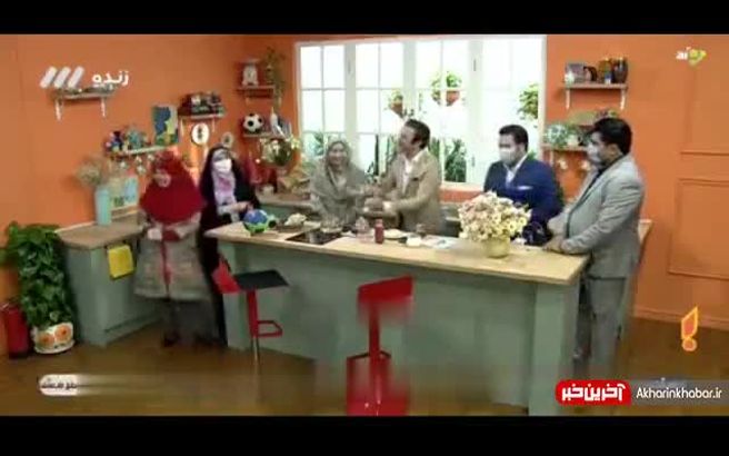 وقتي روی آنتن زنده شبکه ۳ سیما مجري مرد و مهمان زن با هم دست مي دهند! + ويدئو
