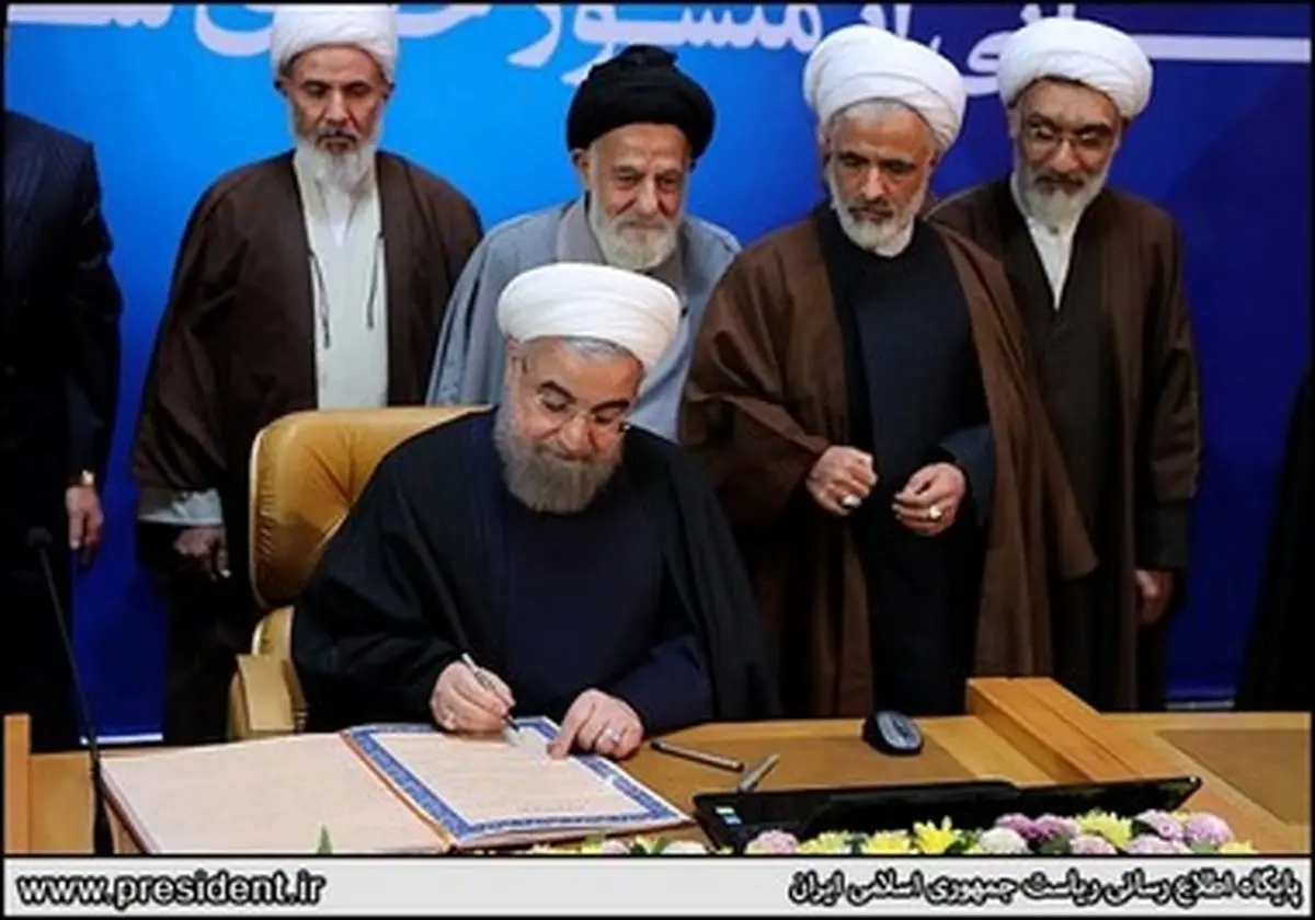 امضای روحانی بر منشور حقوق شهروندی/تصاویر
