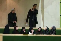 اخراج معلمان از مجلس بخاطر شادی کردن/عکس