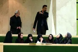 اخراج معلمان از مجلس بخاطر شادی کردن/عکس