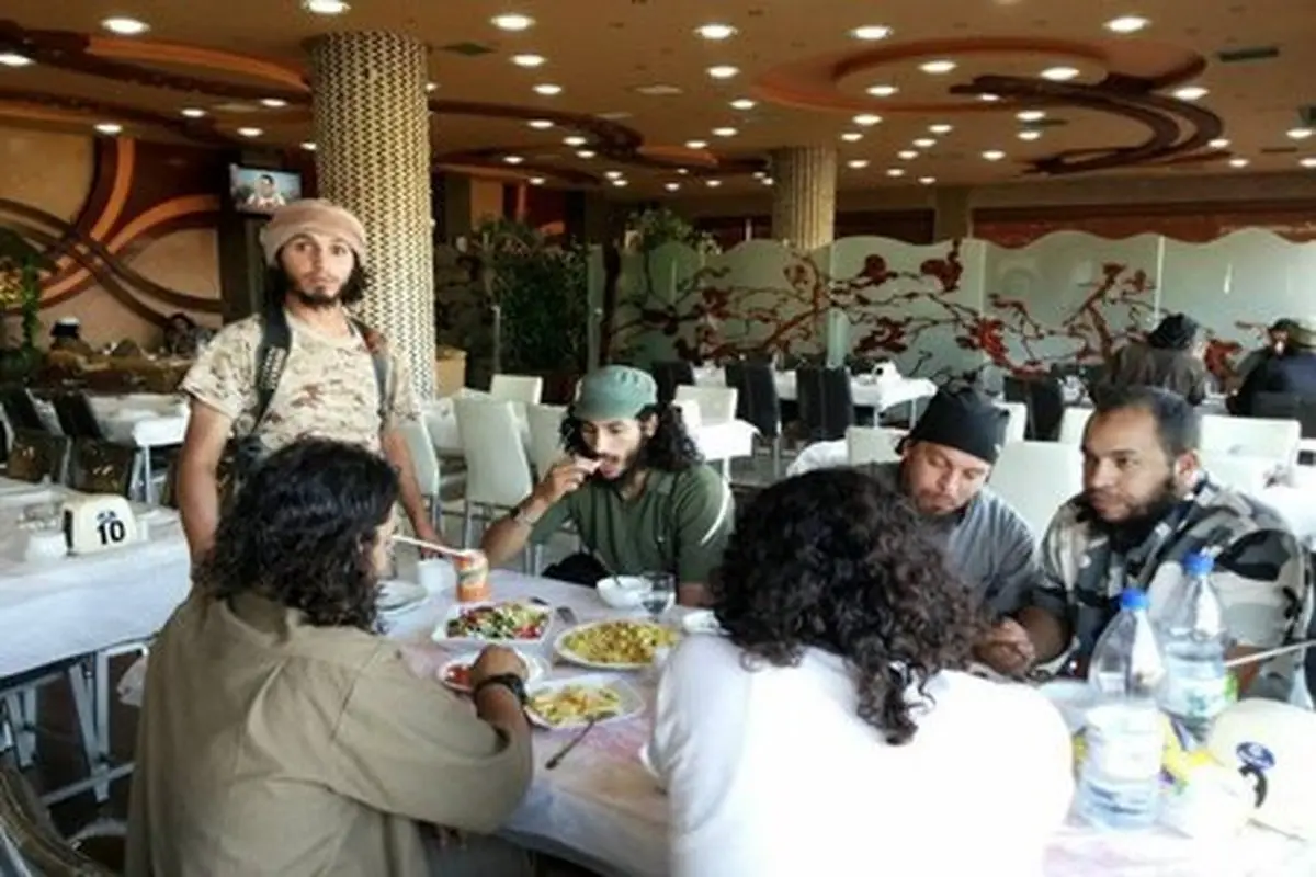 خوشگذارنی داعشی‌ها در سواحل فرات+تصاویر