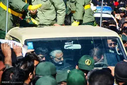 تصاویری از حضور سردار سلیمانی در مراسم تشییع شهید الله‌دادی