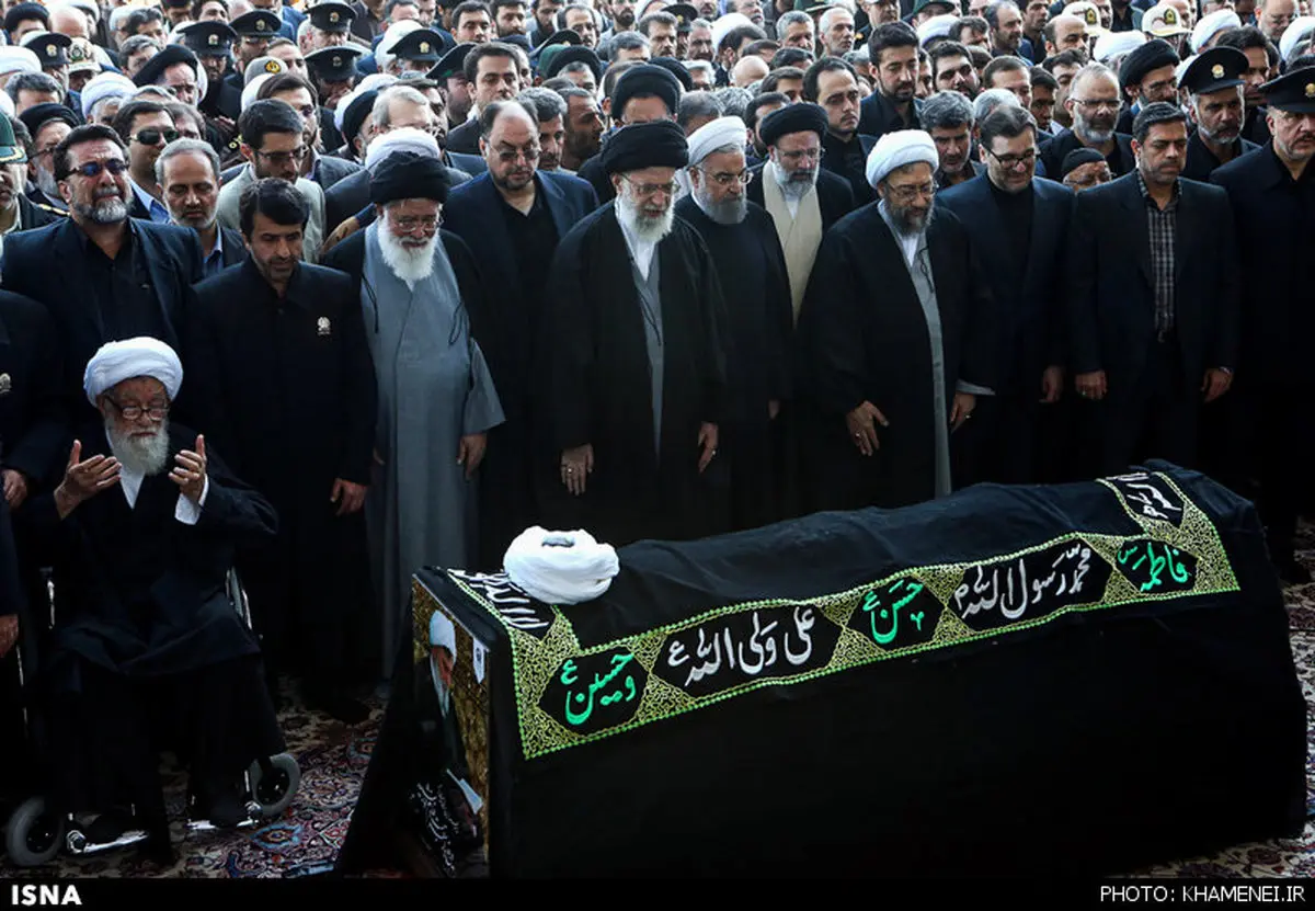 چه کسانی بر پیکر آیت الله واعظ طبسی نماز خواندند؟/ عکس