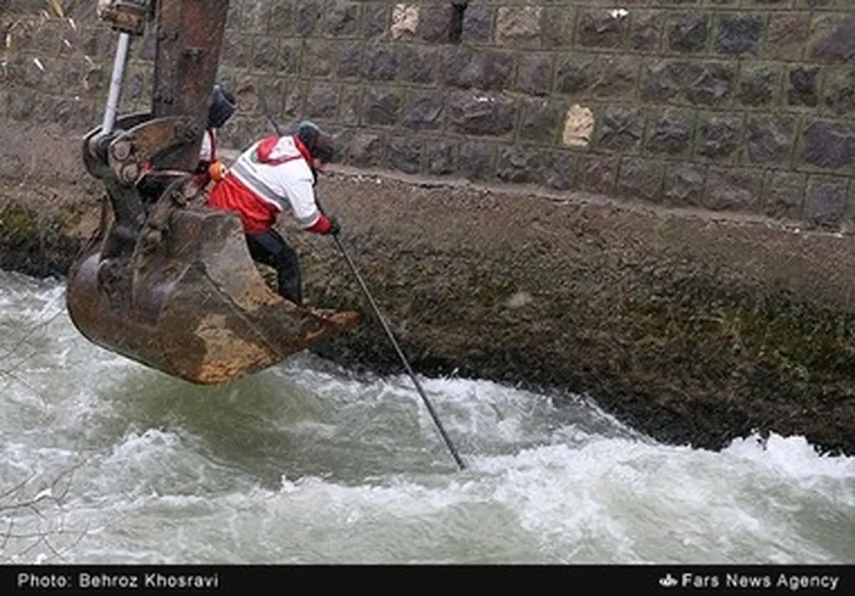 پیدا شدن جسد یکی از زائران حادثه سقوط مینی‌بوس در محور هراز/تصاویر