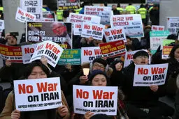 عکس / اعتراض مردم کره جنوبی به تهدیدات ترامپ علیه ایران