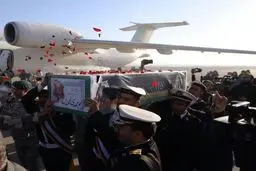 پیکر شهید ابومهدی المهندس وارد فرودگاه آبادان شد + عکس