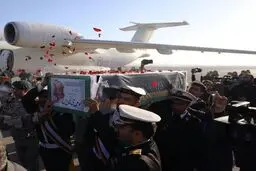 پیکر شهید ابومهدی المهندس وارد فرودگاه آبادان شد + عکس
