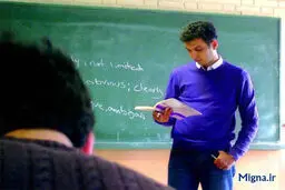 عادل فردوسی پور در حال تدریس/ عکس