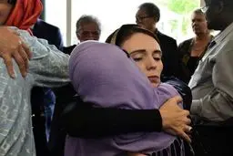 دیدار نخست‌وزیر نیوزیلند با خانواده قربانیان/تصاویر