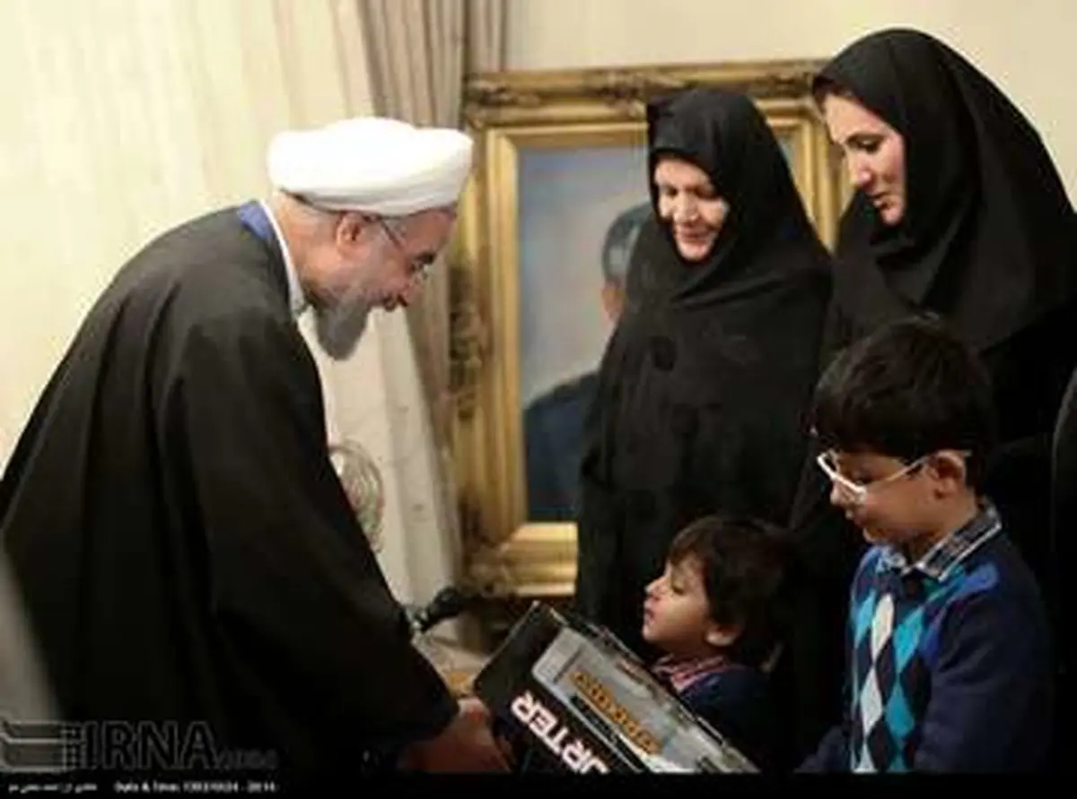 دیدار رییس جمهور با خانواده‌های شهید ستاری و جانباز سید شهاب الدین بصام تبار /گزارش تصویری