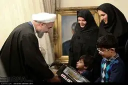 دیدار رییس جمهور با خانواده‌های شهید ستاری و جانباز سید شهاب الدین بصام تبار /گزارش تصویری