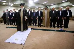 اقتدای اعضای دولت به مقام معظم رهبری /عکس