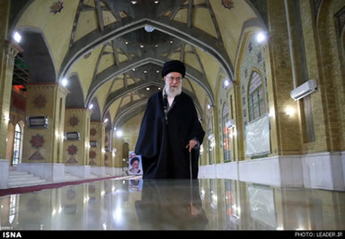 رهبر انقلاب در حرم مطهر امام راحل و گلزار شهدا/ تصاویر