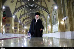 رهبر انقلاب در حرم مطهر امام راحل و گلزار شهدا/ تصاویر
