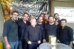 علی پروین پای دیگ نذری/ تصاویر