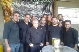 علی پروین پای دیگ نذری/ تصاویر