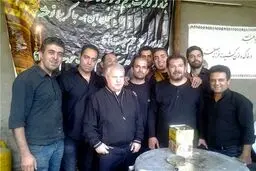 علی پروین پای دیگ نذری/ تصاویر