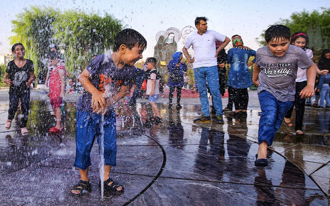 آب بازی در بوستان آب و آتش