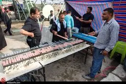 پخت کباب برای زائران حسینی/عکس